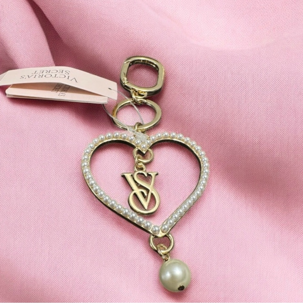 VICTORIA'S SECRET
Pearl Heart Bag Charm Keychain